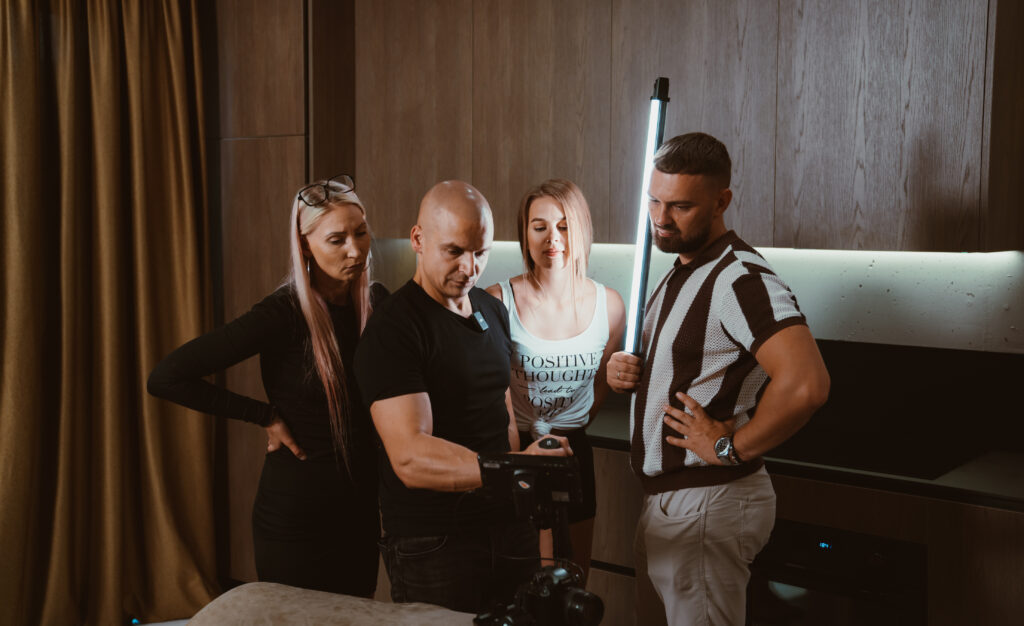 Keturi žmonės sporto klube