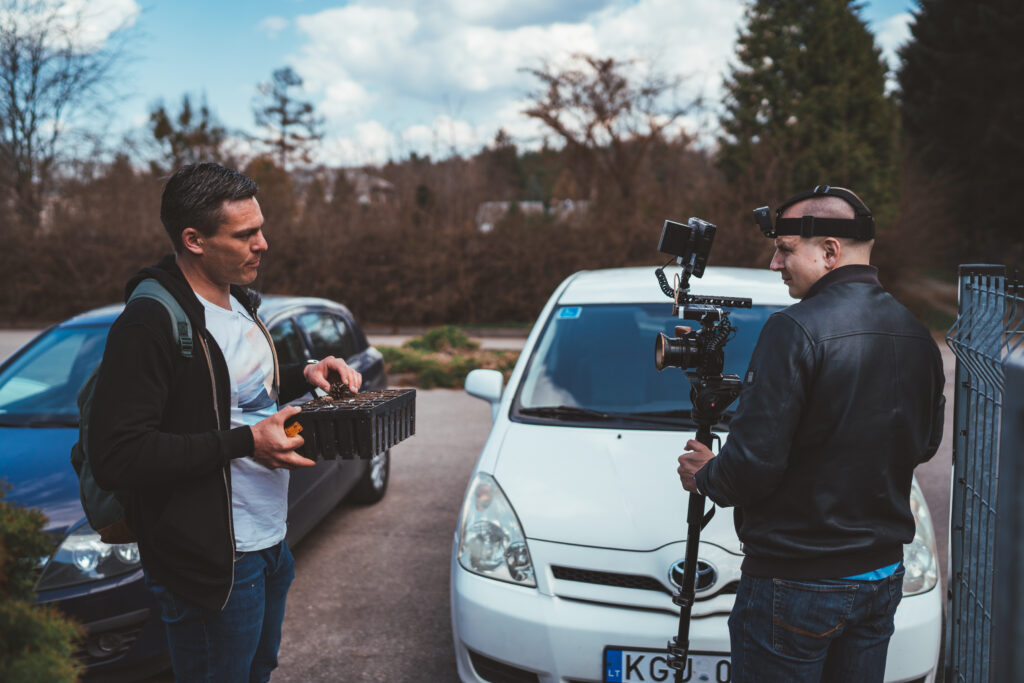 Filmavimo komanda filmuoja automobilį