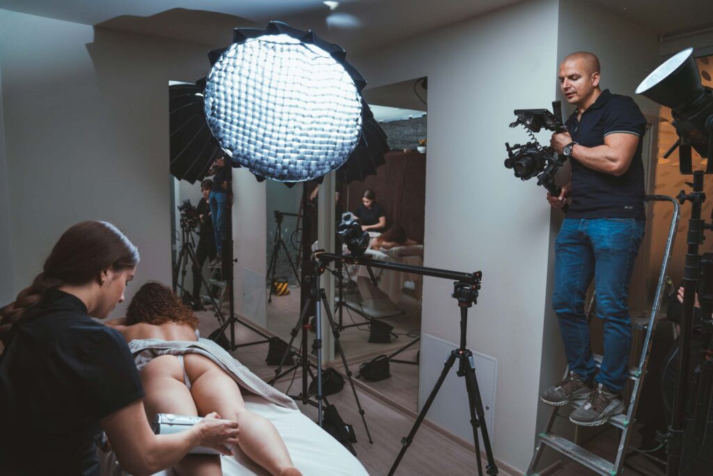 Filmavimo aikštelė su dideliu šviestuvu
