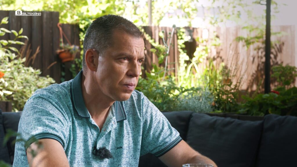 Vyras duoda interviu lauke