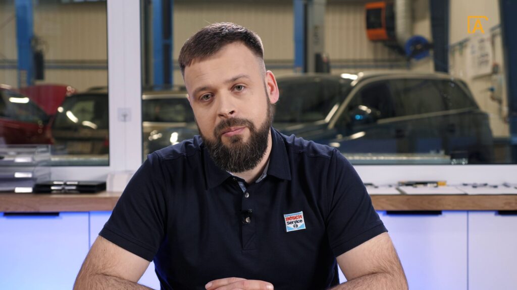 Vyras duoda interviu prie automobilių salono