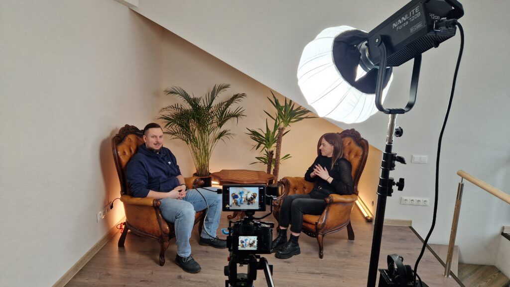 Filmavimo įranga ir šviestuvai biuro patalpoje