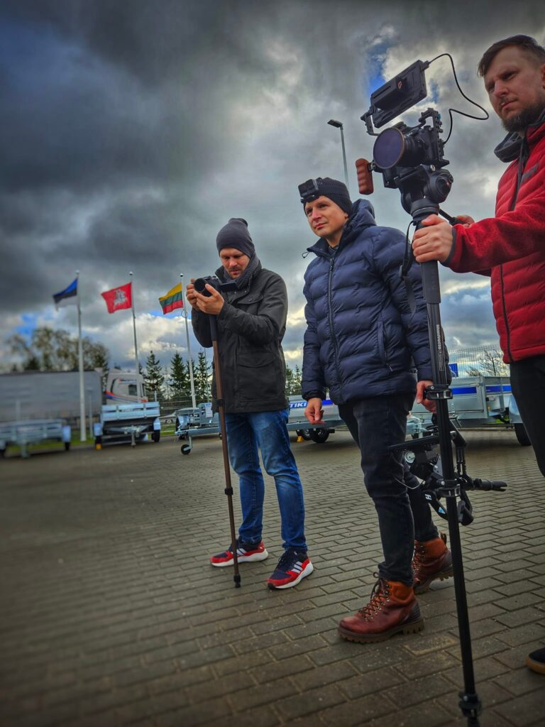 Operatorius filmuoja interviu studijoje su statyta šviesa