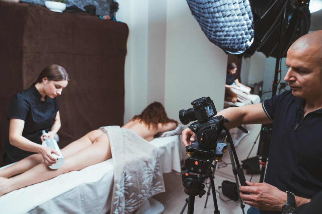 Filmavimo komanda filmuoja procedūrą kabinete
