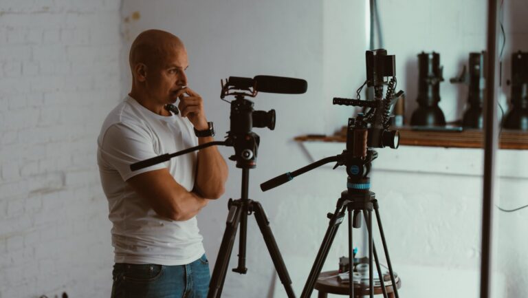 Kodėl NEGALIMA kalbėti savo darbine kalba, kuriant video turinį?