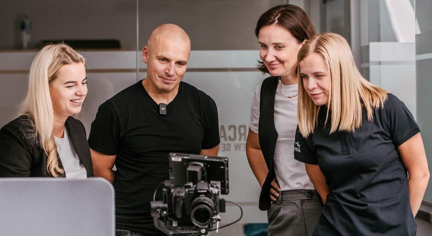 Filmavimo komanda su kamera biure