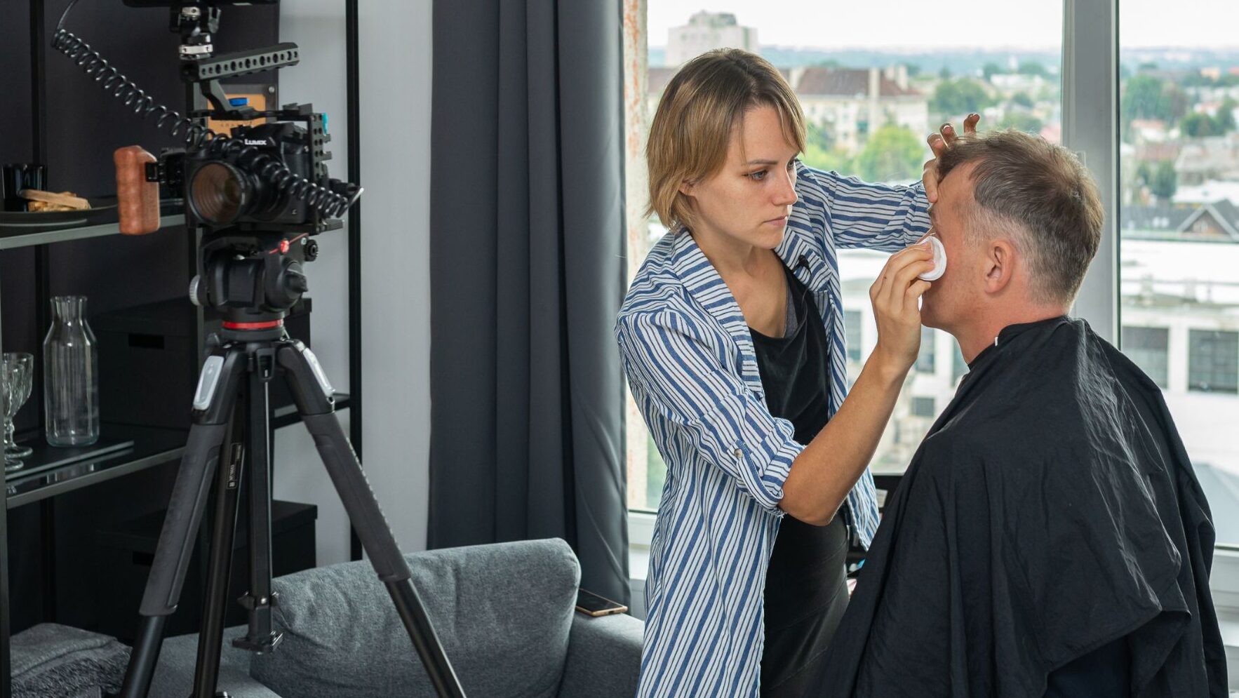 Grimuotoja ruošia vyro veidą prieš filmavimą