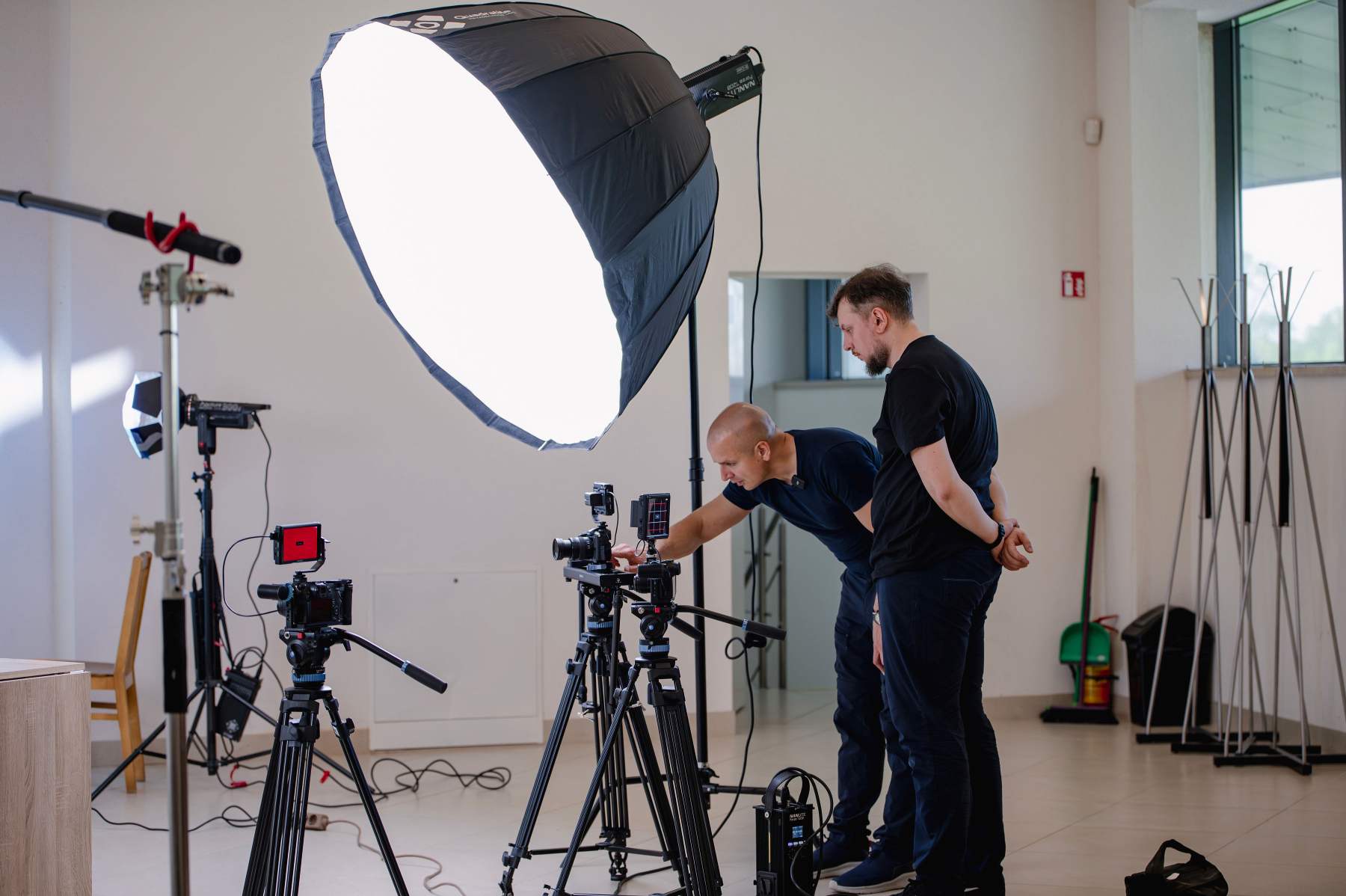 Filmavimo studija su šviesos atšvaitu ir kameromis