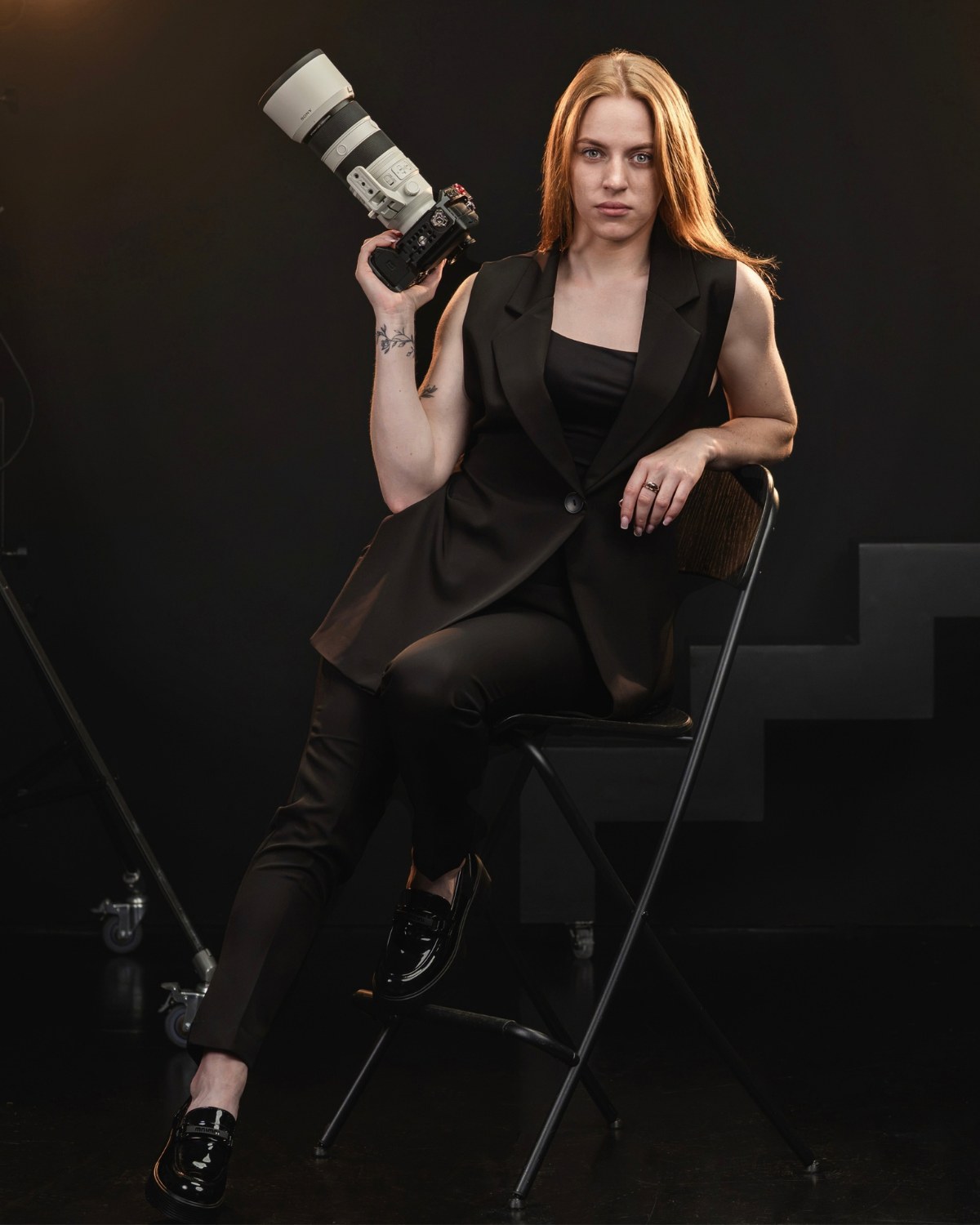 Gabija Barštytė su fotoaparatu filmavimo studijoje