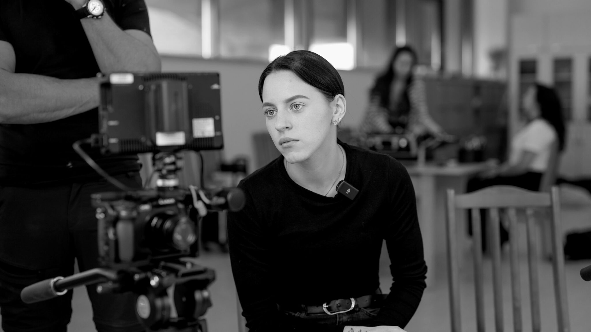 Reklaminio video filmavimas: Gabija Barštytė prieš kamerą, filmavimo komanda aikštelėje