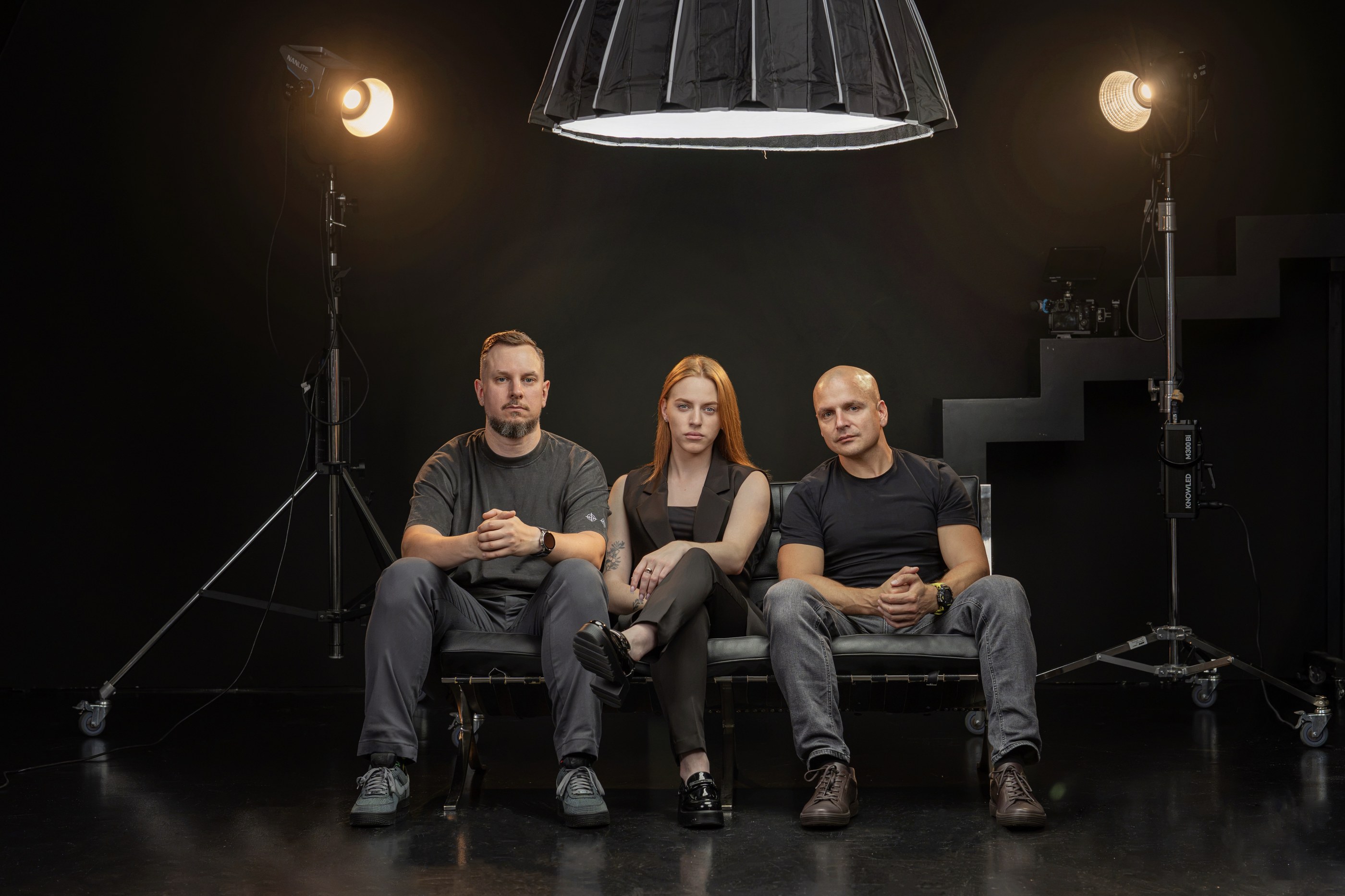 Mačiukas Media komanda filmavimo studijoje – Vilius Žukauskas, Gabija Barštytė ir Eugenijus Mačiukas