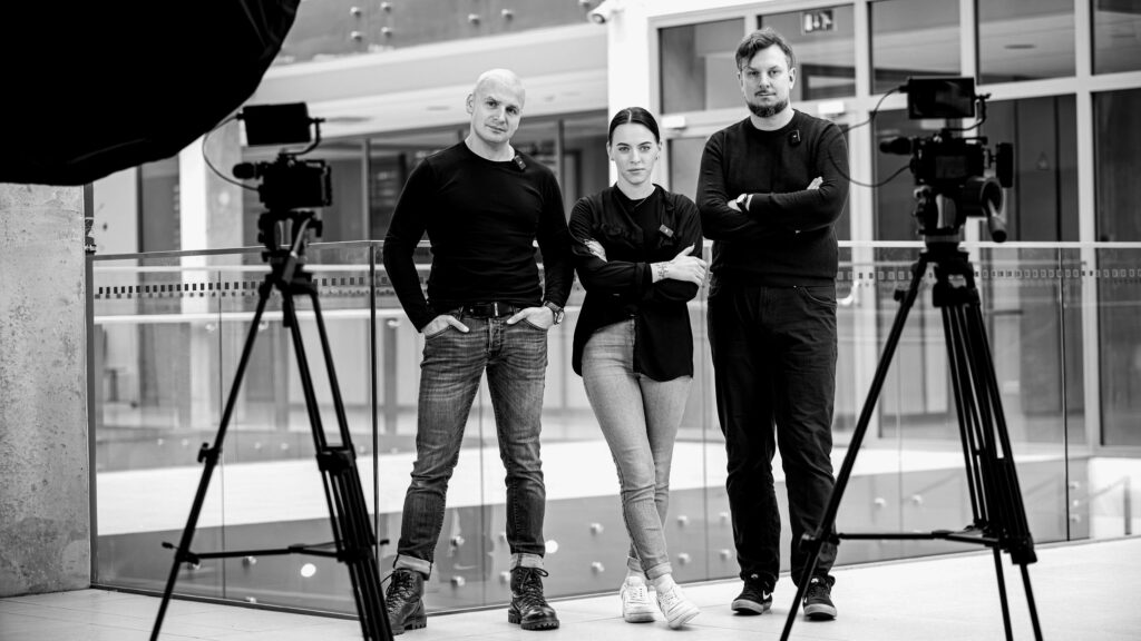Mačiukas Media komanda filmavimo aikštelėje su dviem kameromis