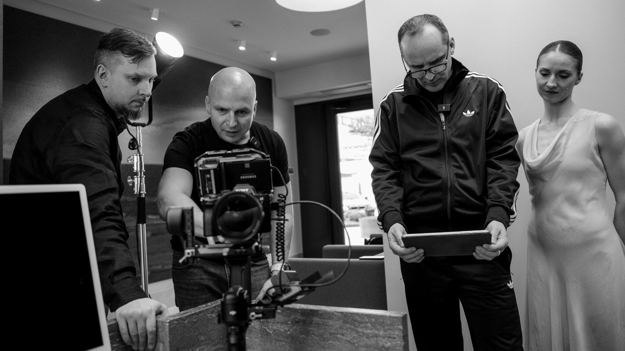 Mačiukas Media komanda ir užsakovas filmavimo aikštelėje peržiūri nufilmuotą medžiagą