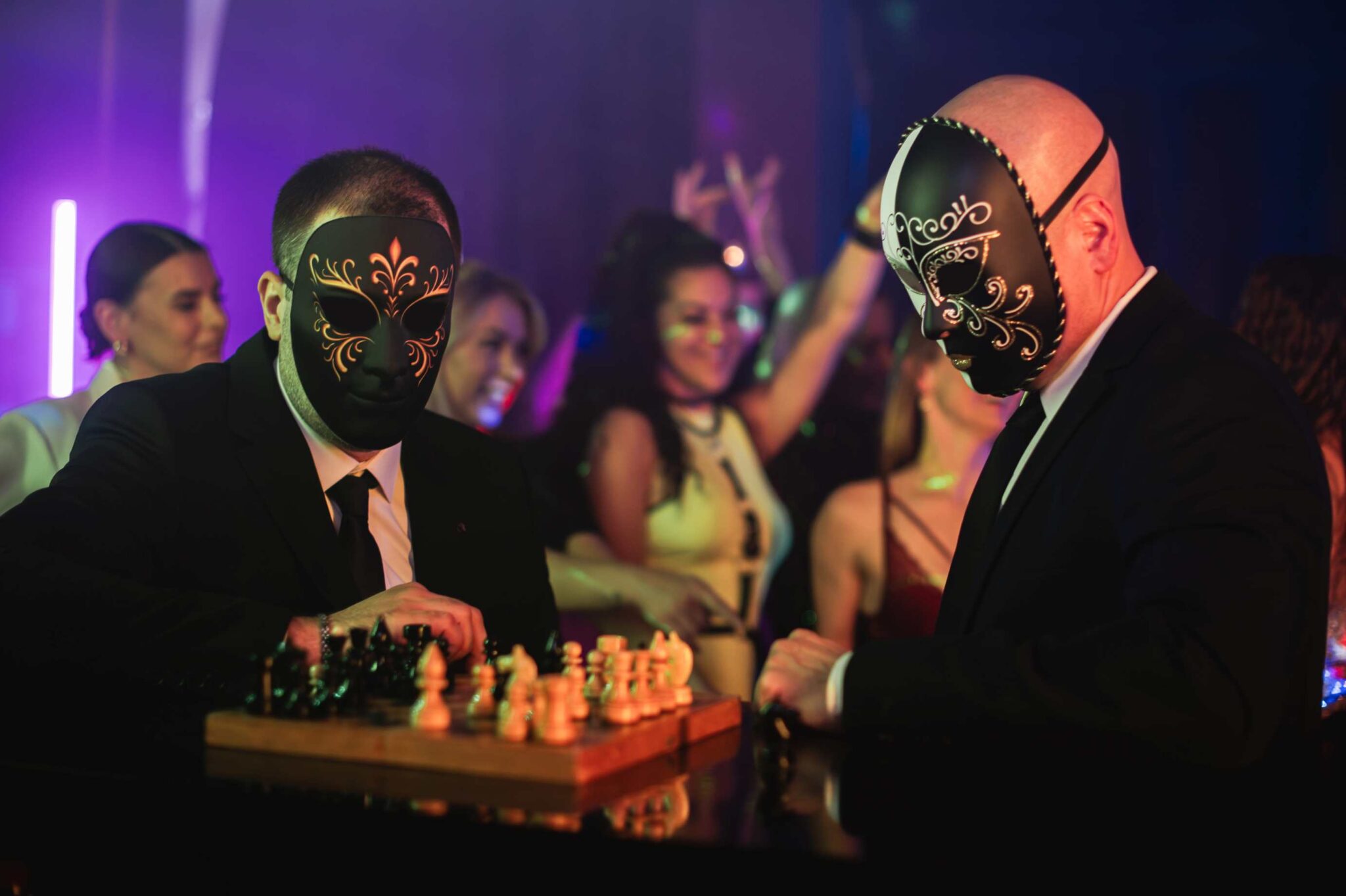 Muzikinio klipo „3 Seconds“ kadras: du kaukėti personažai žaidžia šachmatais naktiniame klube