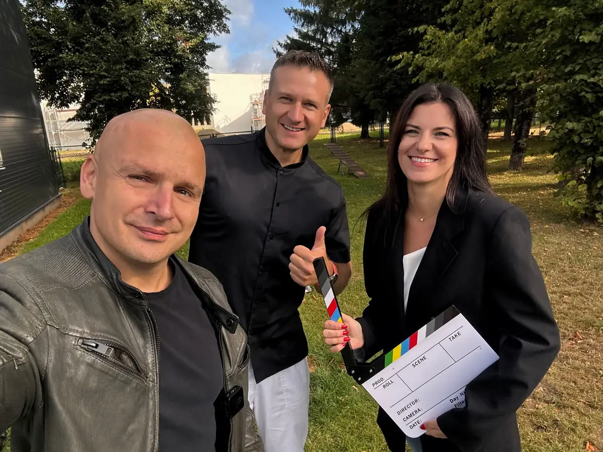 Eugenijus Mačiukas, Paulius Morkūnas ir Eglė Pilypaitė su klakete filmavimo dieną „Rytojaus standarto“ interviu