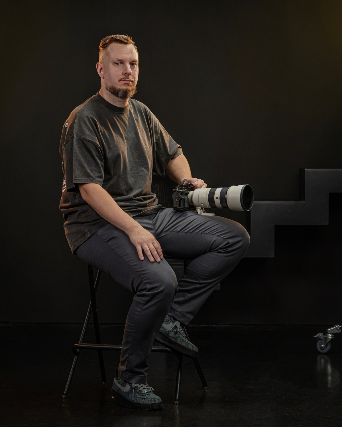 Vilius Žukauskas su kamera filmavimo studijoje